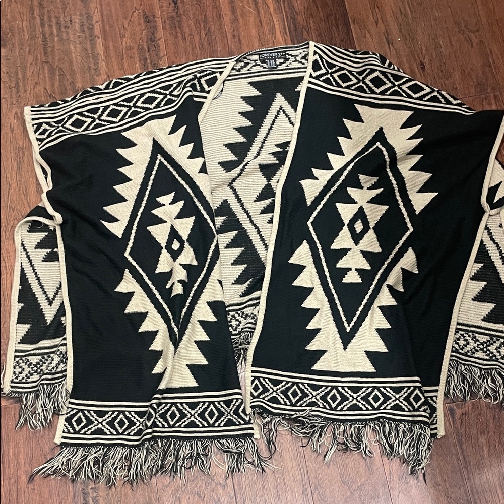 Forever 21 Black and Cream Geometric Patterned Shawl